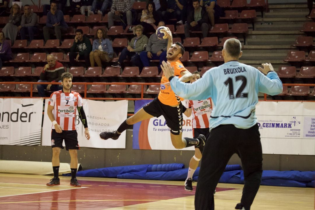 Lance de un partido liguero en el Trueba