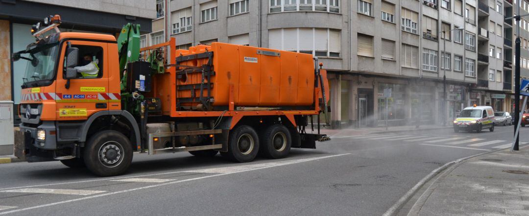 Una máquina quitanieves esparciendo producto desinfectante por las calles de Ferrol