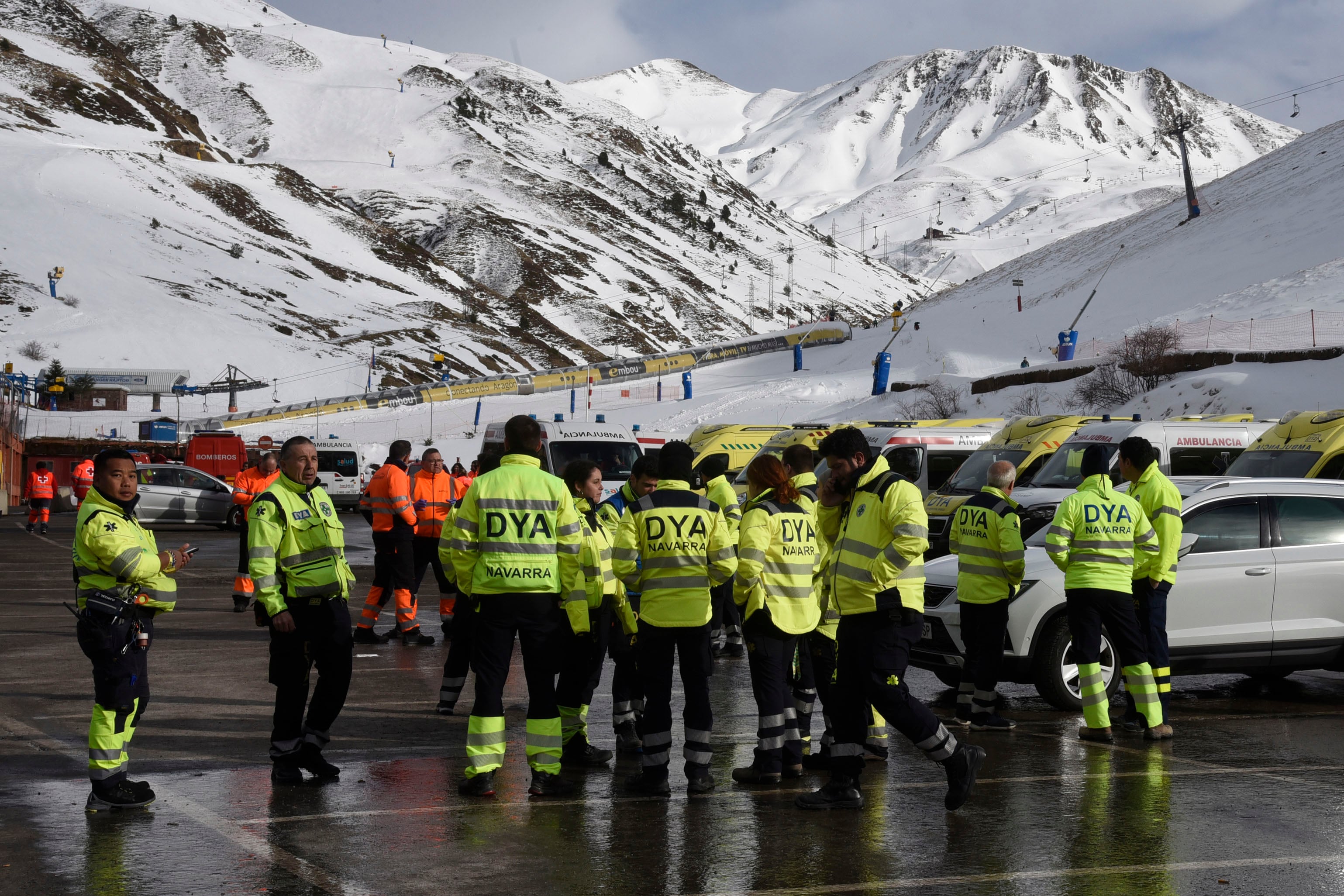 ASTÚN (ARAGÓN), 18/01/2025.- Fotografía de equipos médicos y de emergencias este sábado, en la estación de Astún (Aragón), debido a un accidente en un telesilla. La Delegación del Gobierno en Aragón ha dado por controlada la emergencia que ha provocado esta mañana el accidente de un remonte en la estación invernal de Astún, en el Pirineo oscense, y se han evacuado la mayoría de los afectados y heridos, en torno a una cuarentena. Según la última actualización del Gobierno de Aragón solo hay dos heridos graves que han sido trasladados a los hospitales Miguel Servet y Clínico de Zaragoza y el resto se trata de personas que se están valorando por los equipos médicos y recibiendo el alta. EFE/ Javier Blasco
