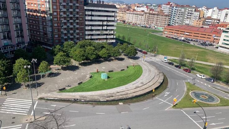 Ordenanza movilidad Gijón con Cosme García, director general medioambiente y movilidad, Laura Tuero, portavoz Podemos-Equo Xixón y Manuel Cañete, presidente Foro movilidad
