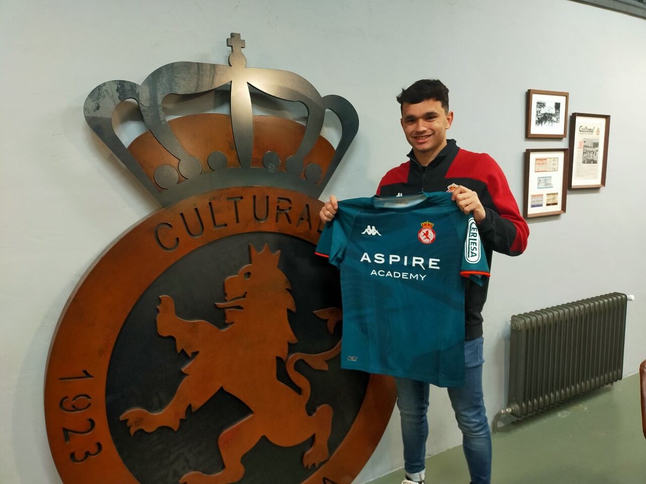 Josep Campanera posa con la camiseta de la Cultural