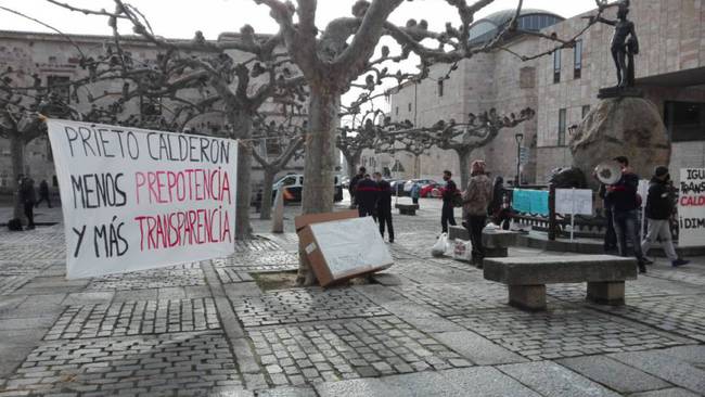 Los bomberos del consorcio provincial durante una concentración en la Plaza de Viriato de Zamora