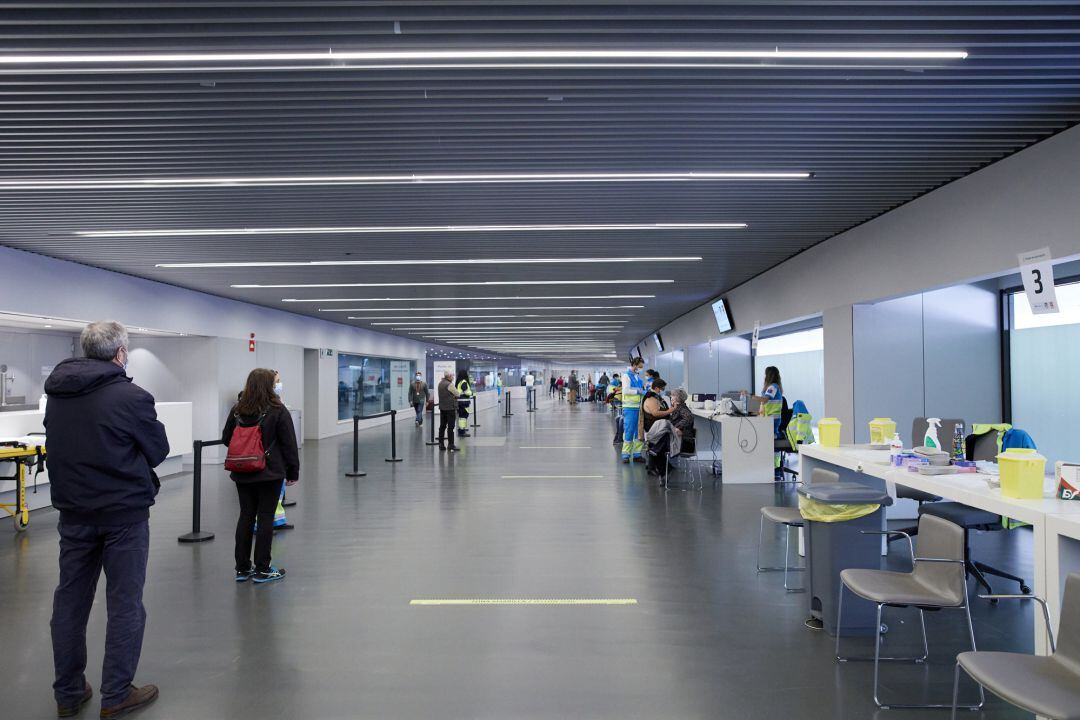 Varias personas hacen cola en las inmediaciones del Wanda Metropolitano para en el dispositivo puesto en marcha en las instalaciones del Wanda Metropolitano, a 16 de abril de 2021.