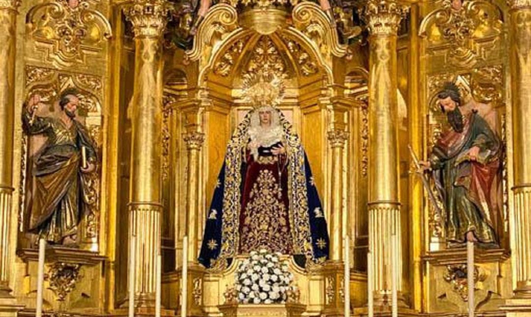 La Virgen de las Penas ocupa el altar mayor de la parroquia de San Andrés