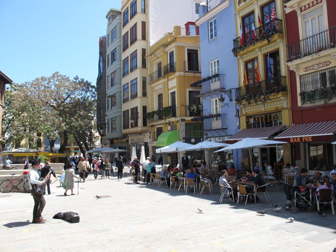 En algunas zonas de València las terrazas de los bares ya ocupaban gran parte del espacio peatonal antes de la crisis del coronavirus.