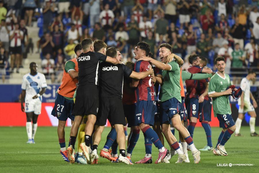 El Huesca celebrando el triunfo ante el Deportivo de La Coruña en El Alcoraz