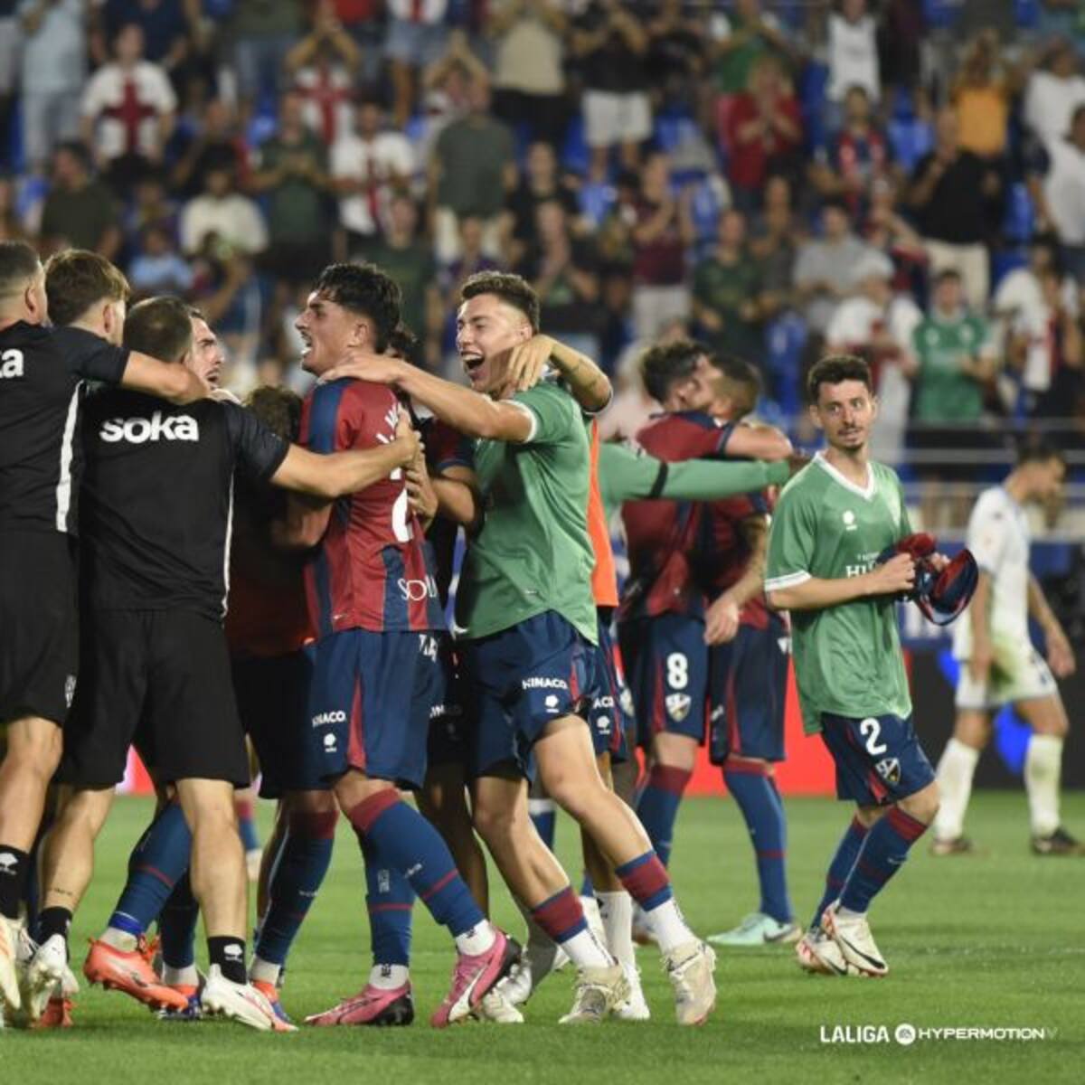 La SD Huesca suma una nueva victoria de fe que le permite dormir líder