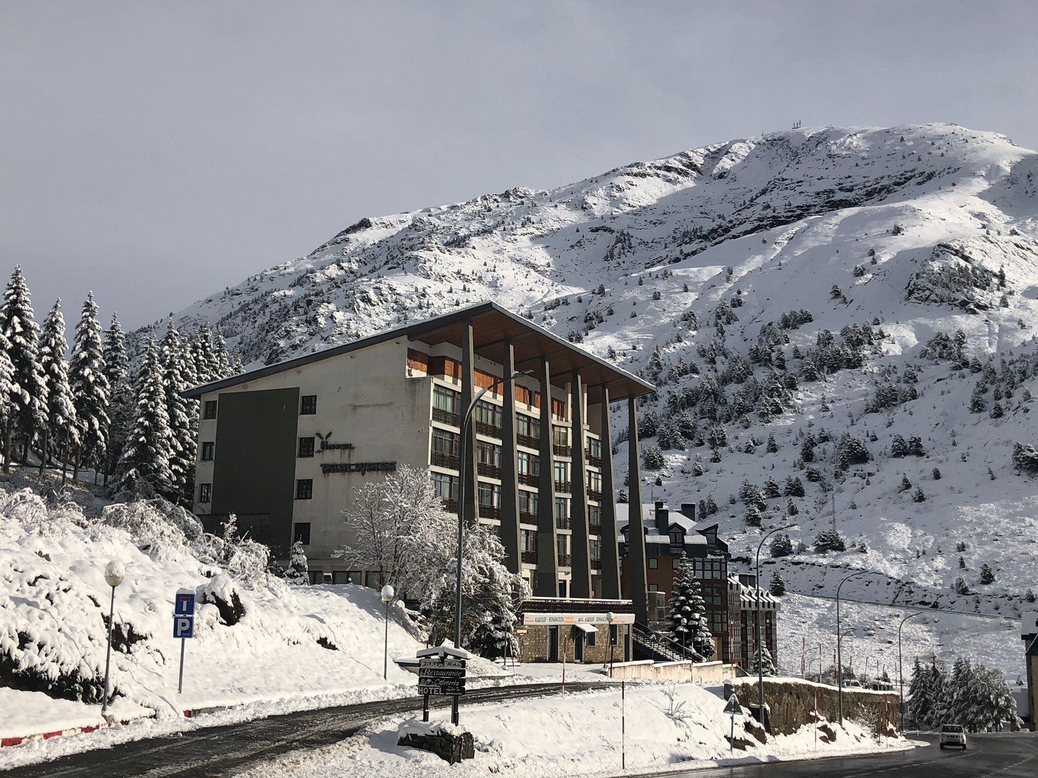 Algunos hoteles mantienen sus puertas abiertas a pesar de las cancelaciones de los esquiadores