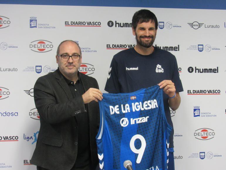 asier de la iglesia posa con su nueva camiseta del GBC junto al consejero del club Angel Manterola