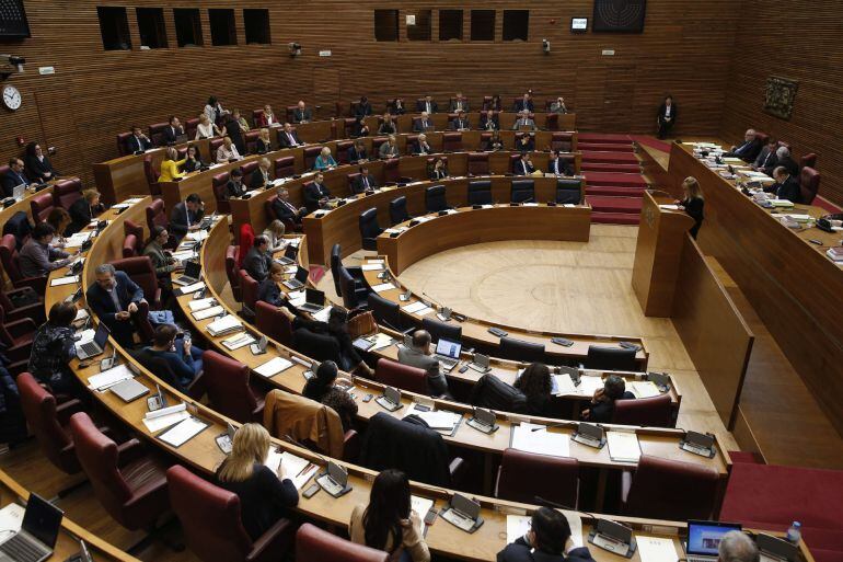 GRA046 VALENCIA, 26/03/2015.- Les Corts Valencianes cierran la octava legislatura con la última sesión del pleno antes de su disolución la próxima semana por la convocatoria de las elecciones autonómicas del 24 de mayo. EFE/Kai Foersterling