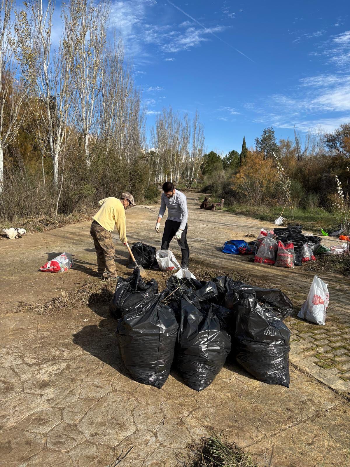 Vecinos limpiando el parque de Galia, en Ronda