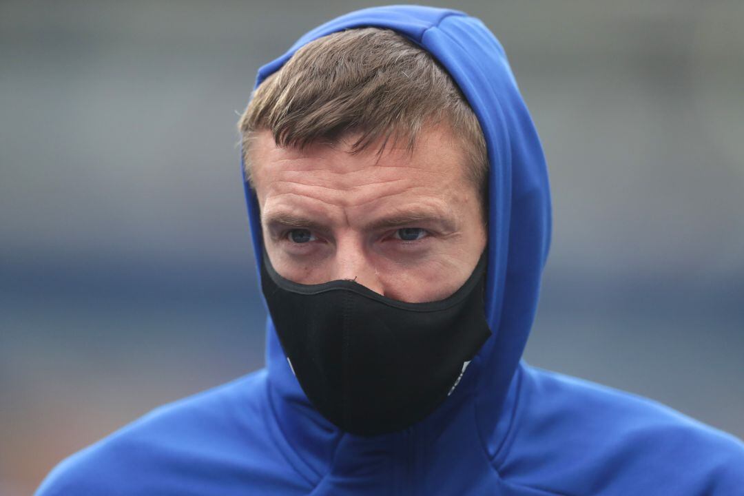 Jamie Vardy porta una mascarilla.