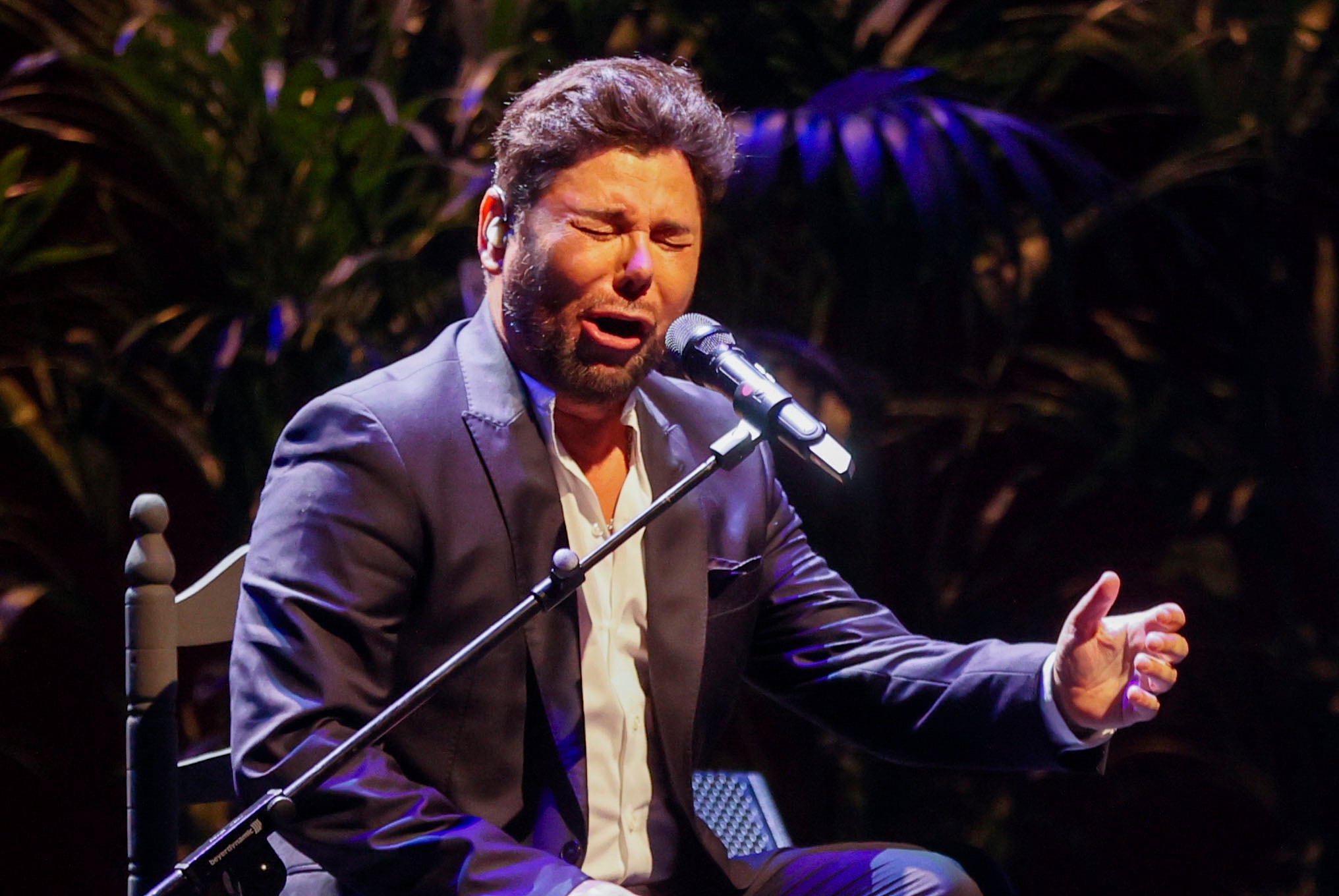 SEVILLA, 12/09/2024.- El cantaor Miguel Poveda actúa en la inauguración de la XXIII Bienal de Flamenco Sevilla 2024, este jueves en la Real Maestranza de la capital hispalense. EFE/ Jose Manuel Vidal
