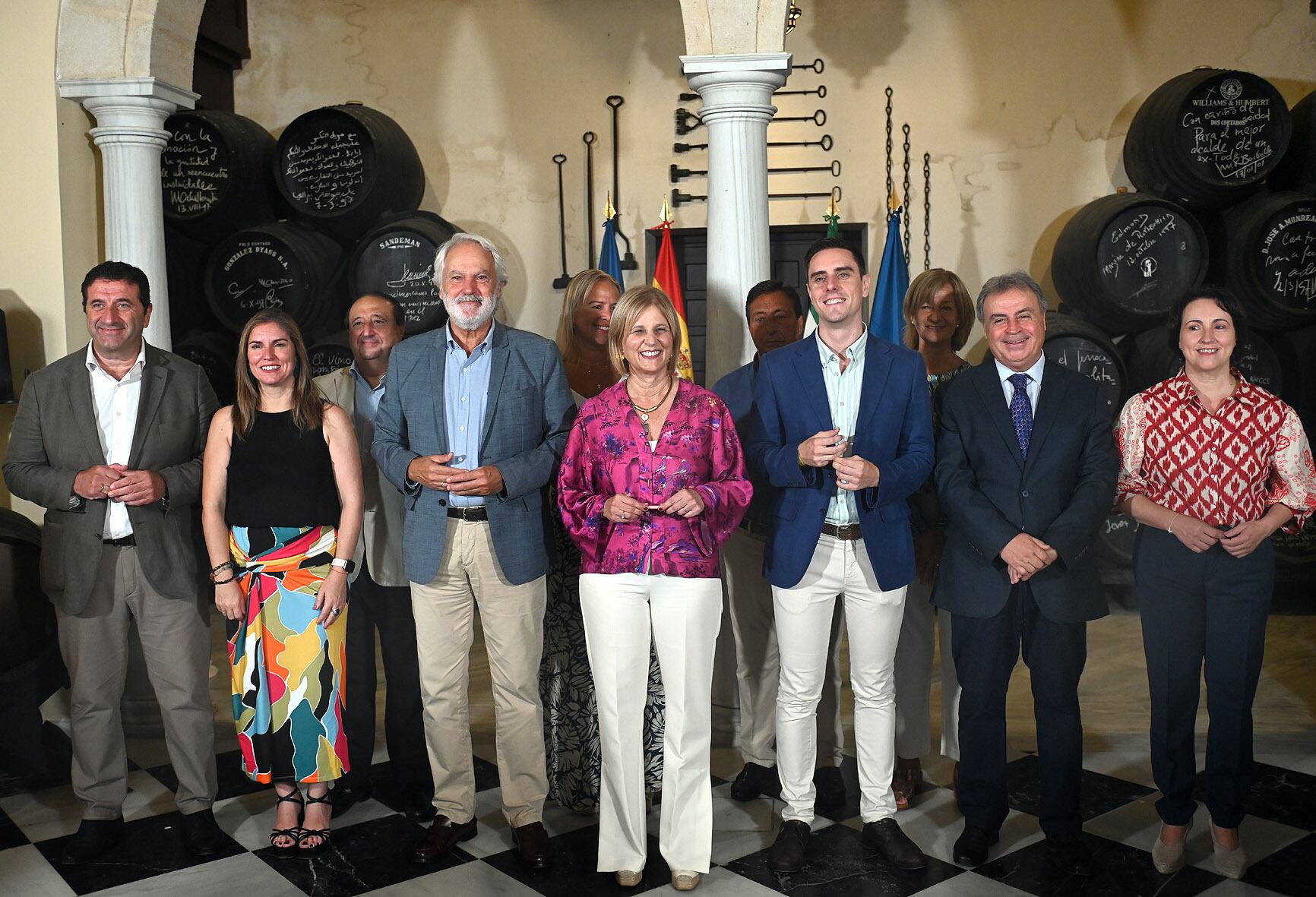 La alcaldesa de Jerez y su equipo durante la rueda de prensa de inicio del curso político en la bodeguita del Ayuntamiento de Jerez