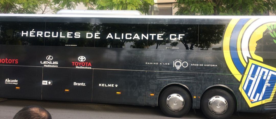 Autobus del Hércules CF, en el Rico Pérez