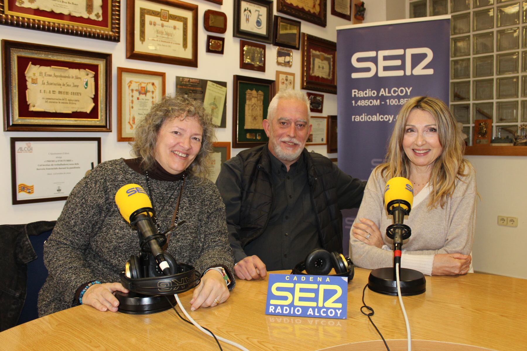 Marcela Ripoll, Ginés García y María José Grau, en el estudio central de Radio Alcoy