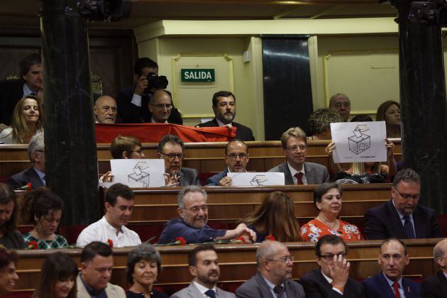 FOTOGALERÍA | Los diputados del PdeCAT exhiben carteles con una urna para reivindicar el referéndum.