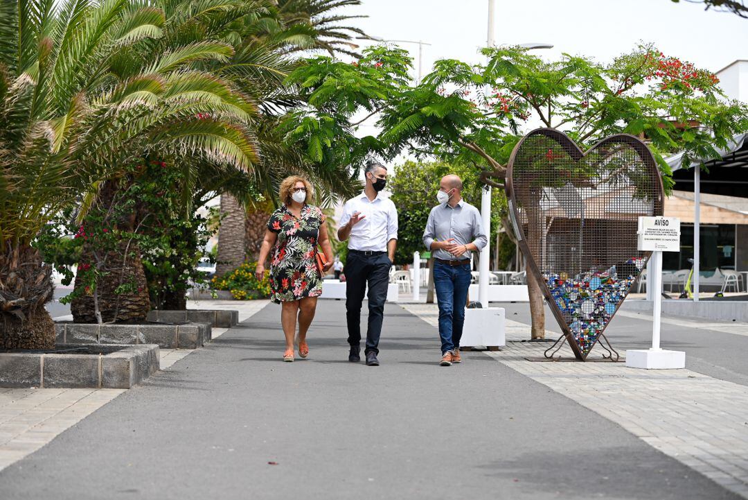 Aléxis Tejera, alcalde de San Bartolomé paseando por la calle Mayor de Playa Honda con los concejales de Agricultura, Raúl de León y Artesanía, Ana María Lopes.