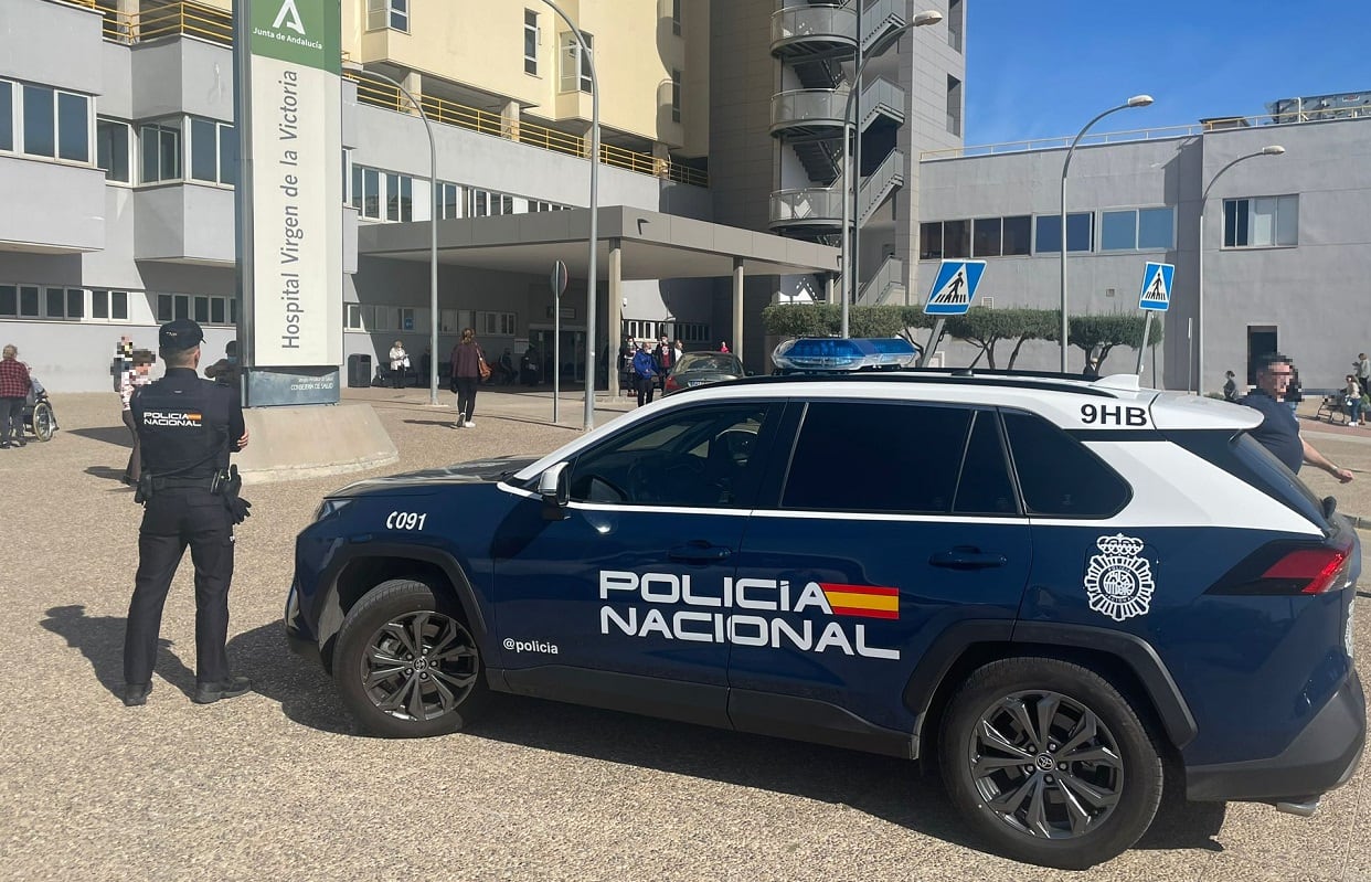 Un unidad de la Policía Nacional ante el Clínico Universitario de Málaga