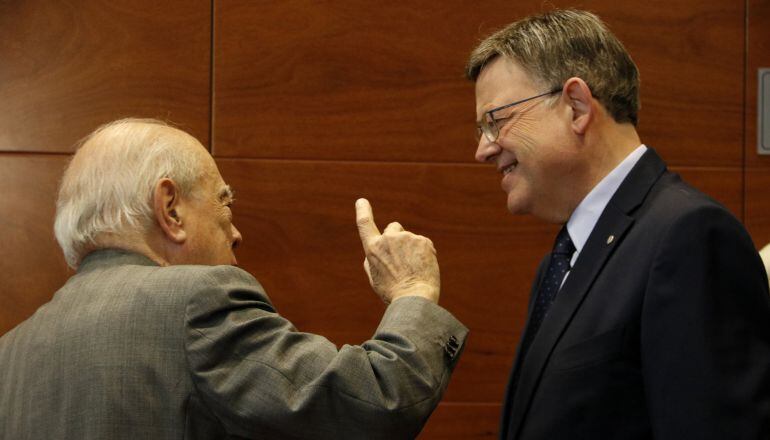 El president de la Generalitat Valenciana, Ximo Puig, parlant amb l'expresident de la Generalitat de Catalunya, Jordi Pujol, al Cercle d'Economia