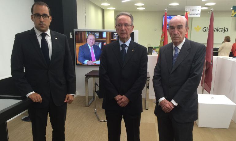 Carlos de la Sierra (en el centro), junto al director General de Globalcaja, Pedro Palacios (a la izquierda) y el vicepresidente Rafael Torres