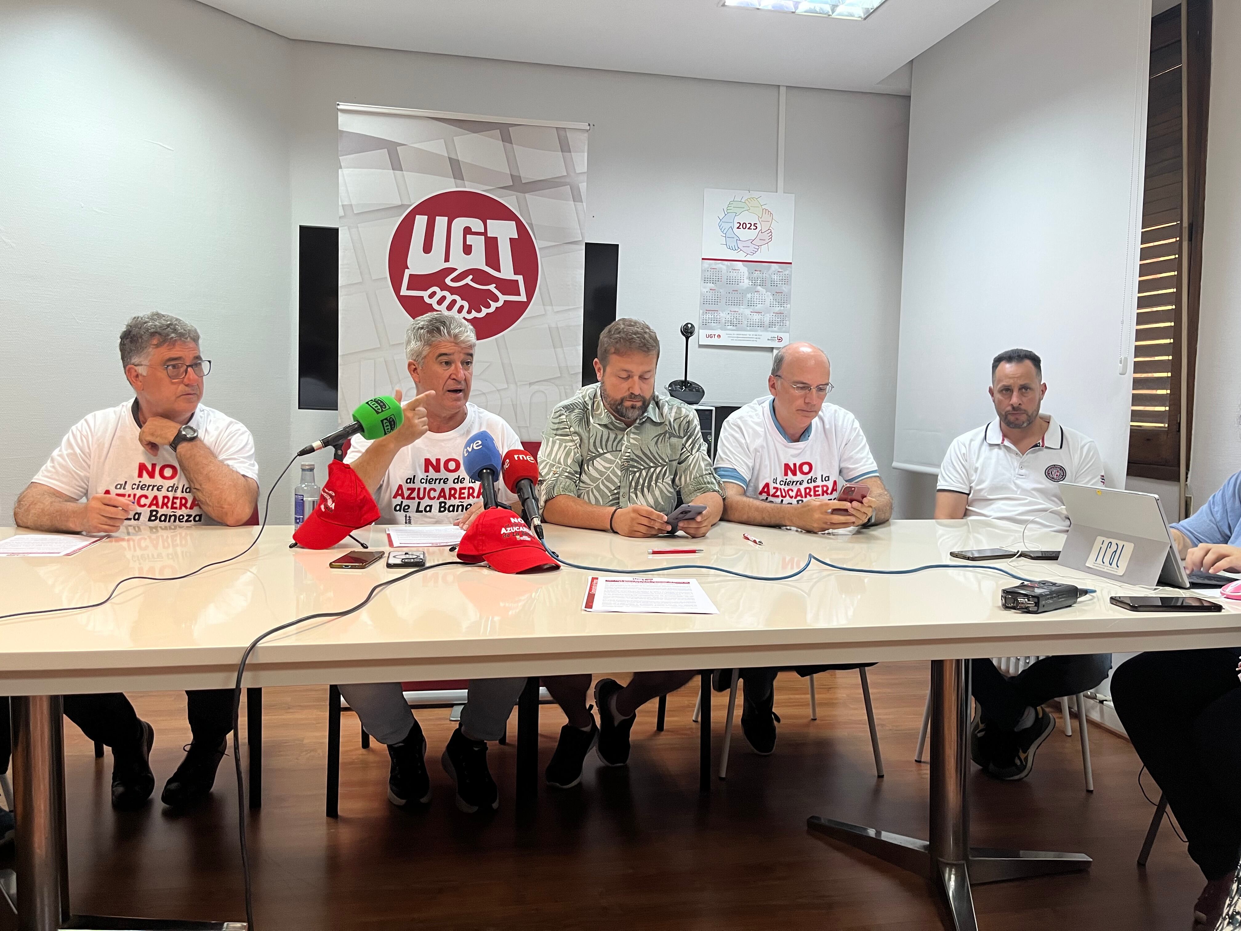 Representantes de FICA UGT en León y del comité de empresa de La Bañeza