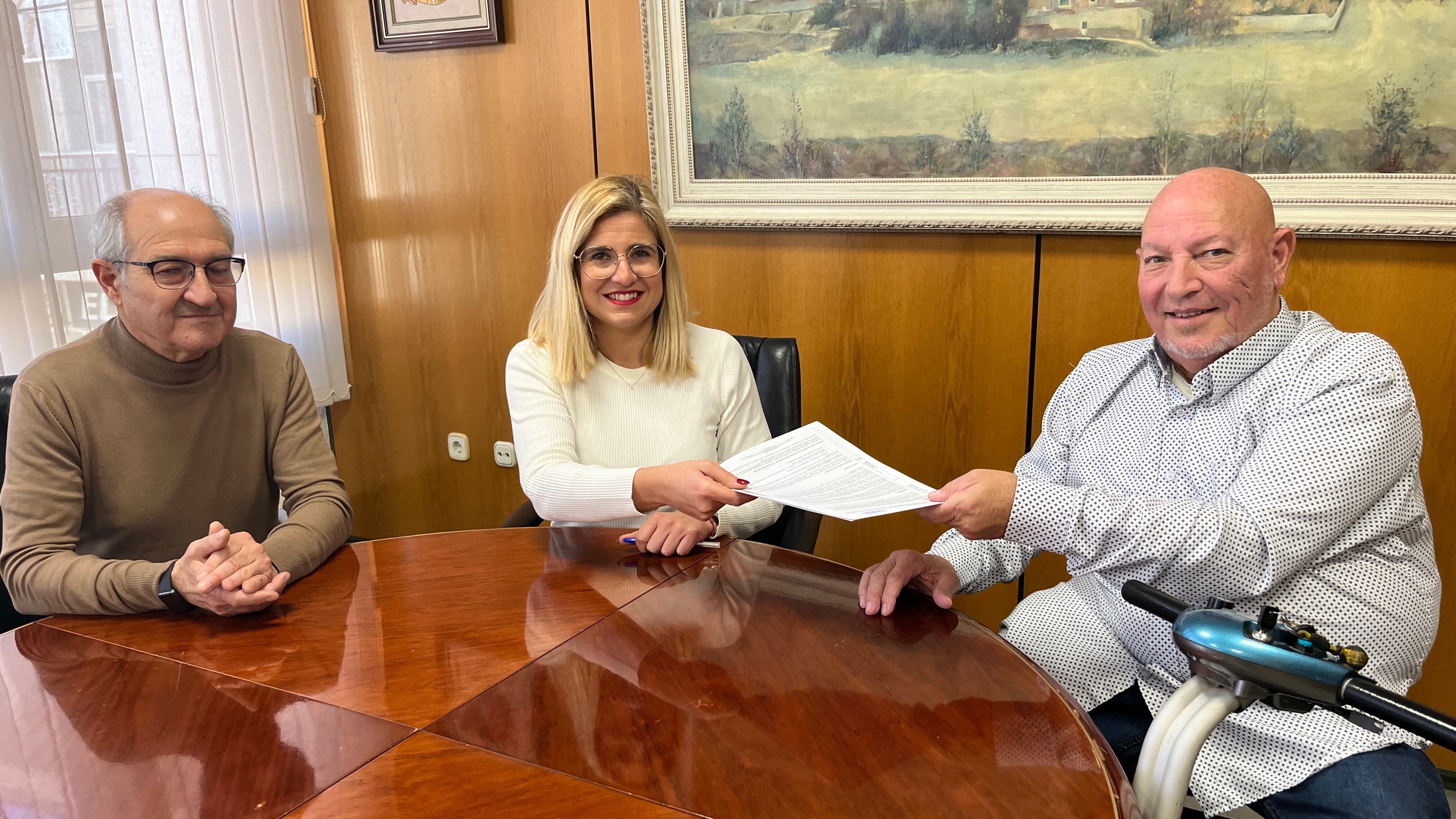 Firma de convenio de la alcaldesa de Petrer, Irene Navarro, con el presidente de AMFI, Andrés Molina (D)