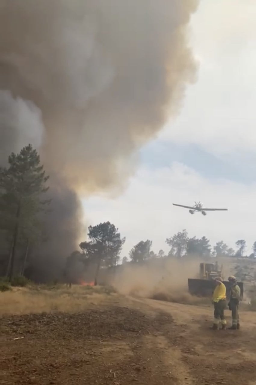 Trabajos de extinción en el incendio de Las Hurdes