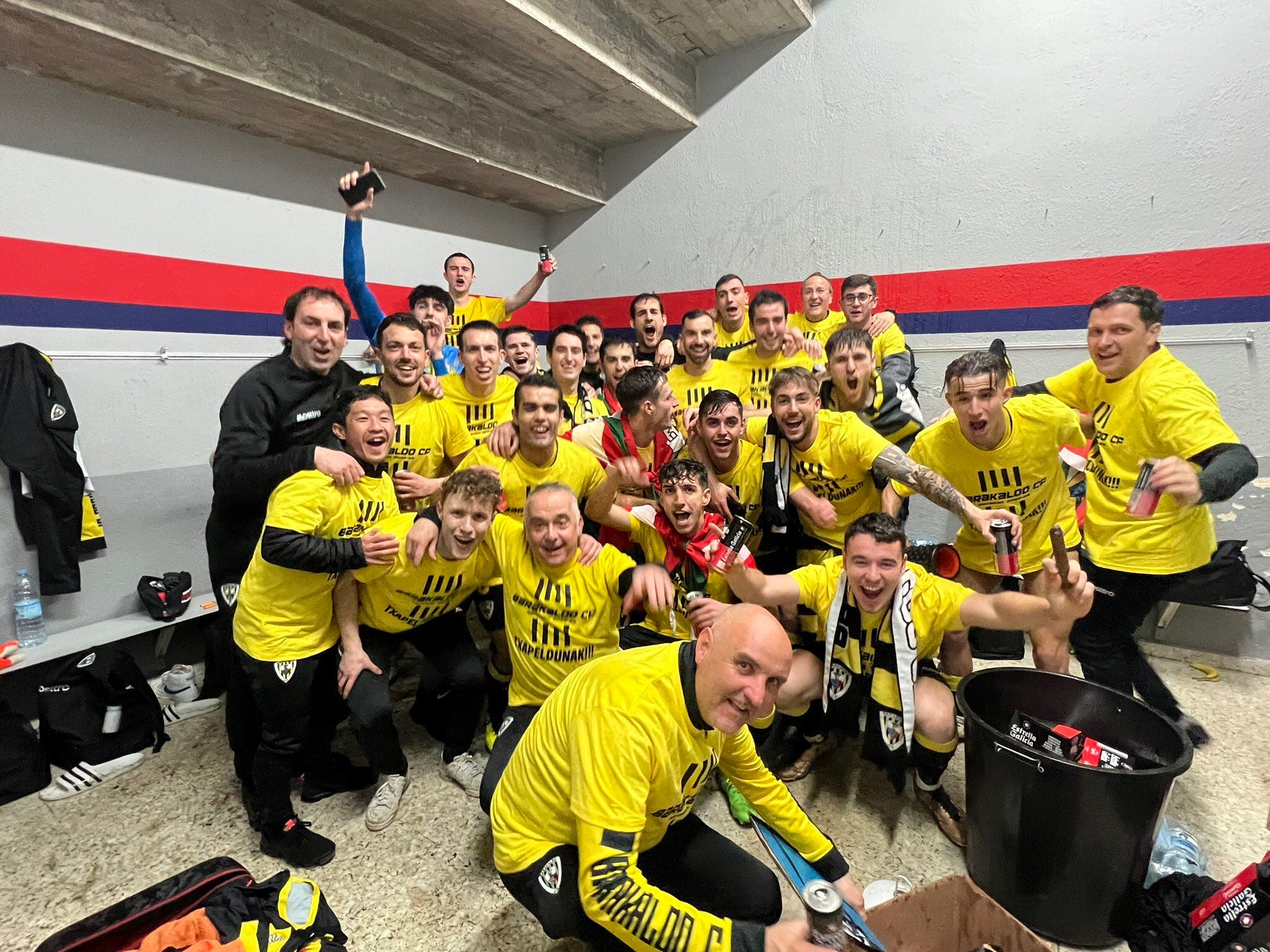 La plantilla del Barakaldo CF celebra el ascenso a Segunda RFEF