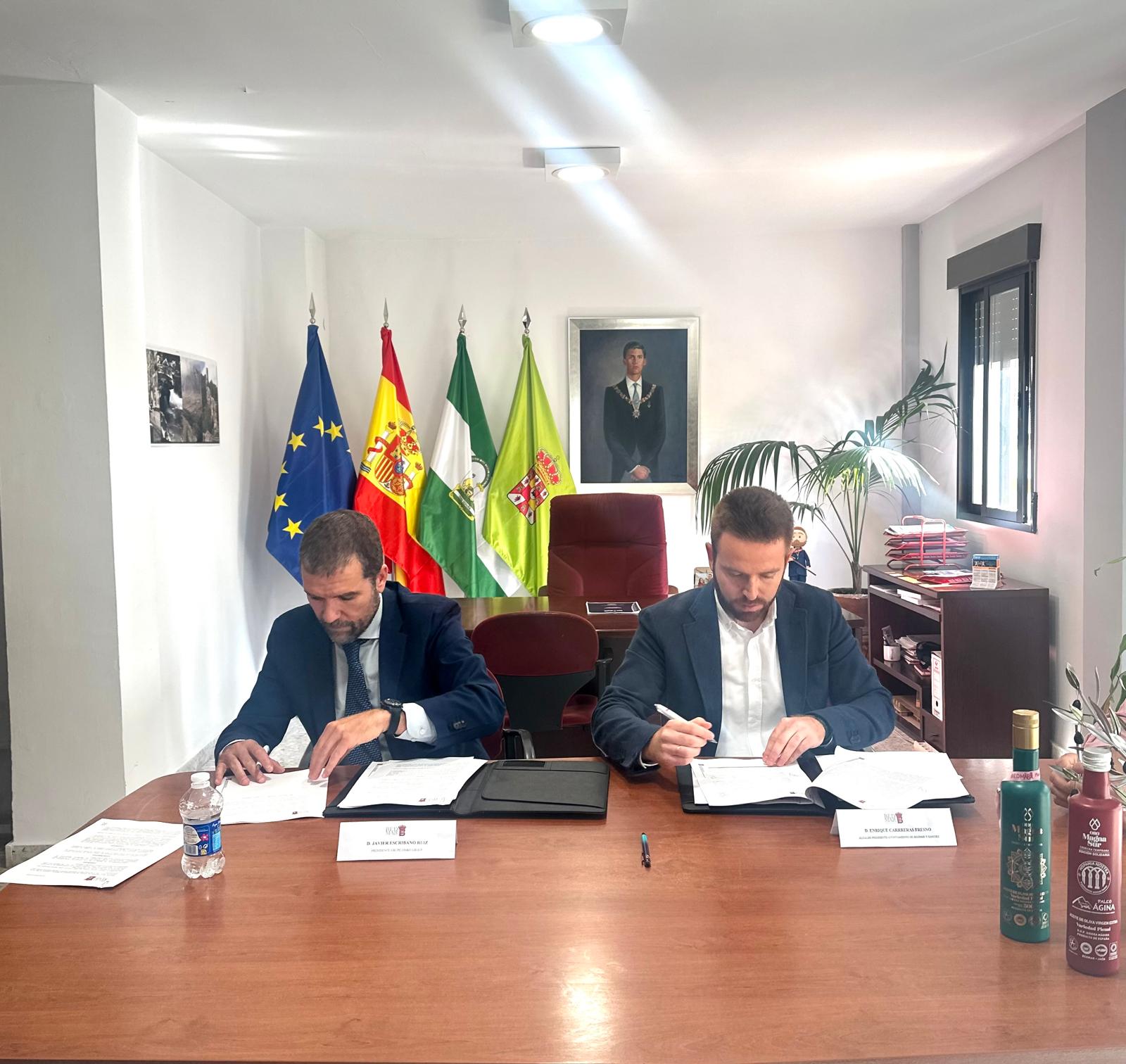 Momento de la firma del acuerdo entre el Ayuntamiento de Bedmar y la empresa &#039;EM & E Group&#039;