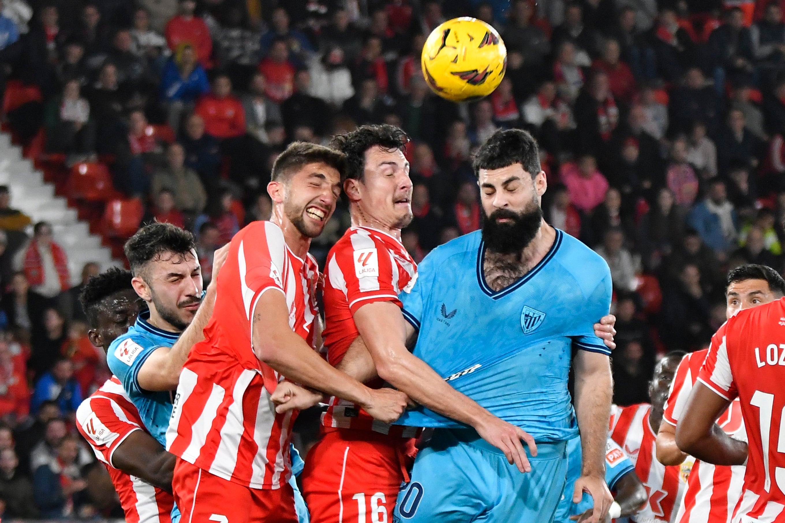 El delantero del Athletic Club, Asier Villalibre intenta rematar ante los jugadores de la UD Almería, el serbio Aleksander Radovanovic y Edgar González. Carlos Barba.