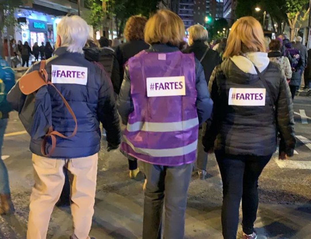 Tres manifestantes en la movilización contra la violencia machista del 25N en València