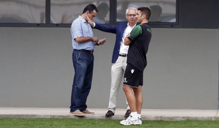 13/07/14 PRETEMPORADA ENTRENAMIENTO BETIS JULIO VELAZQUEZ ENTRENADOR MANUEL DOMINGUEZ PLATAS PRESIDENTE Y ALEXIS SECRETARIO TECNICO