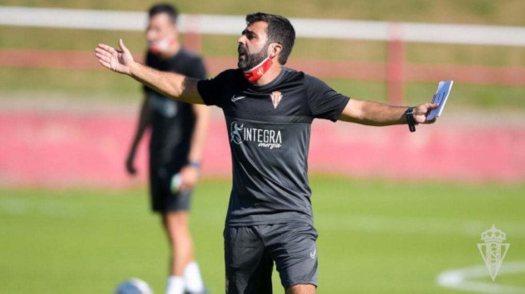 David Gallego da indicaciones durante un entrenamiento.