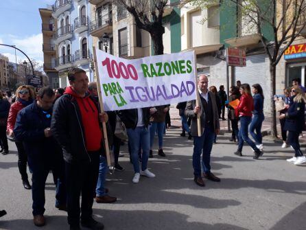 El alcalde de Jódar, José Luis Hidalgo, acompañado del concejal de Obras, José Luis Latorre, portaron, en algunos momentos, una de las pancartas reivindicativas 