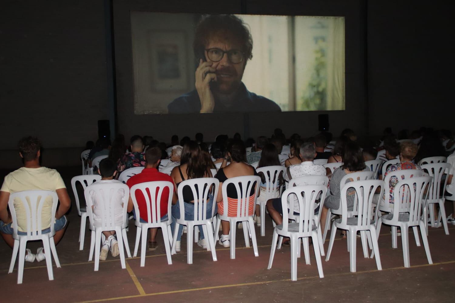 Asistentes a una de las proyecciones del Cineverano de la Diputación en Baños de la Encina.