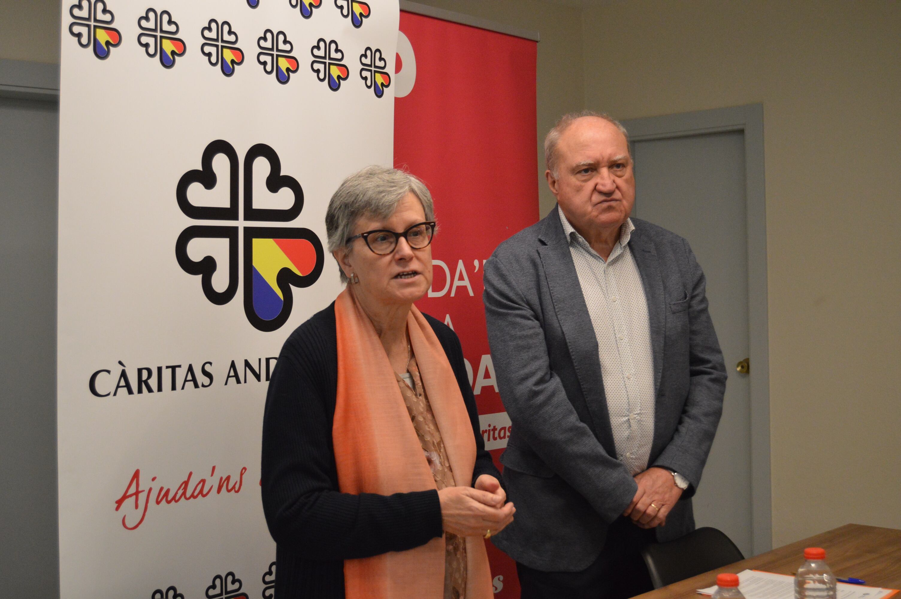 La presidenta de Càritas Andorrana, Anna Maria Villas, i el director de Càritas Diocesana d’Urgell, Josep Casanova, durant l'acte de signatura del conveni entre ambdues parts.