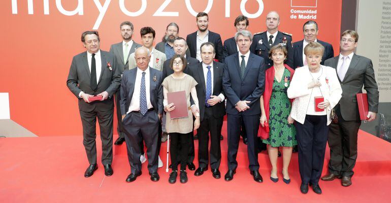 El presidente en funciones, Ángel Garrido, junto a los premiados