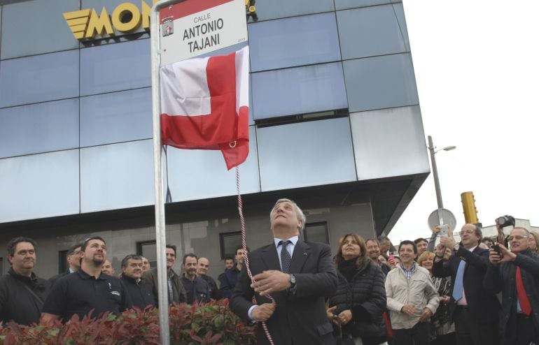 Antonio Tajani descubriendo la placa de identificación de la calle de Gijón que lleva su nombre, en abril de 2015