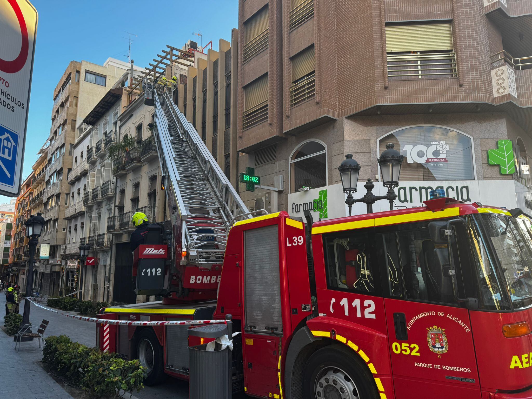 Los bomberos del SPEIS realizan una intervención este fin de semana en la calle Castaños. Foto: Daniel Rodríguez