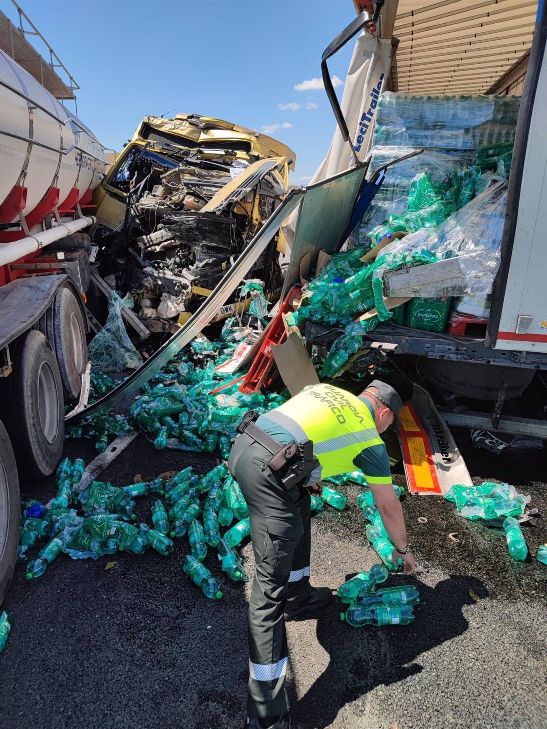 La Guardia Civil en el lugar del accidente entre dos camiones que han chocado en la A-44, en la provincia de Jaén