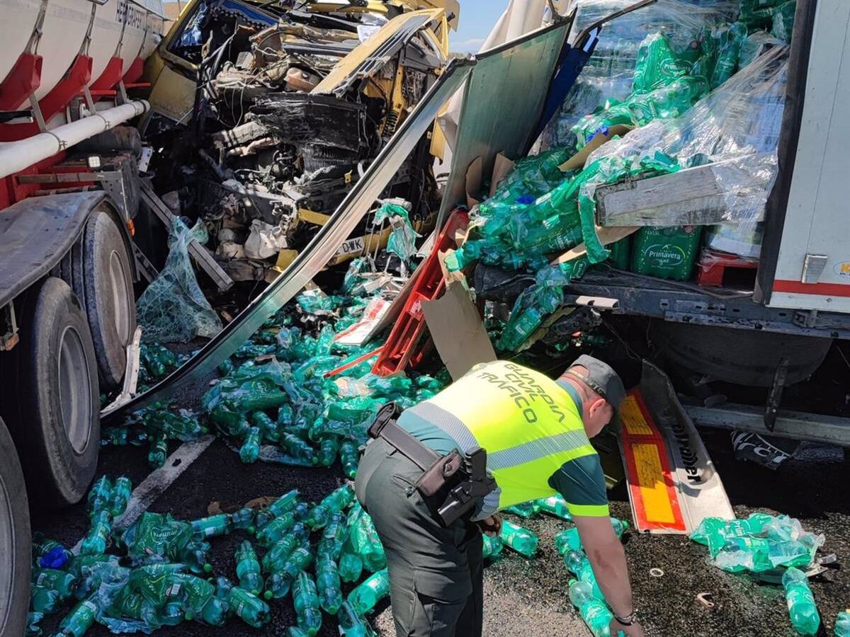 Choque entre dos camiones en la A-44 en Jaén