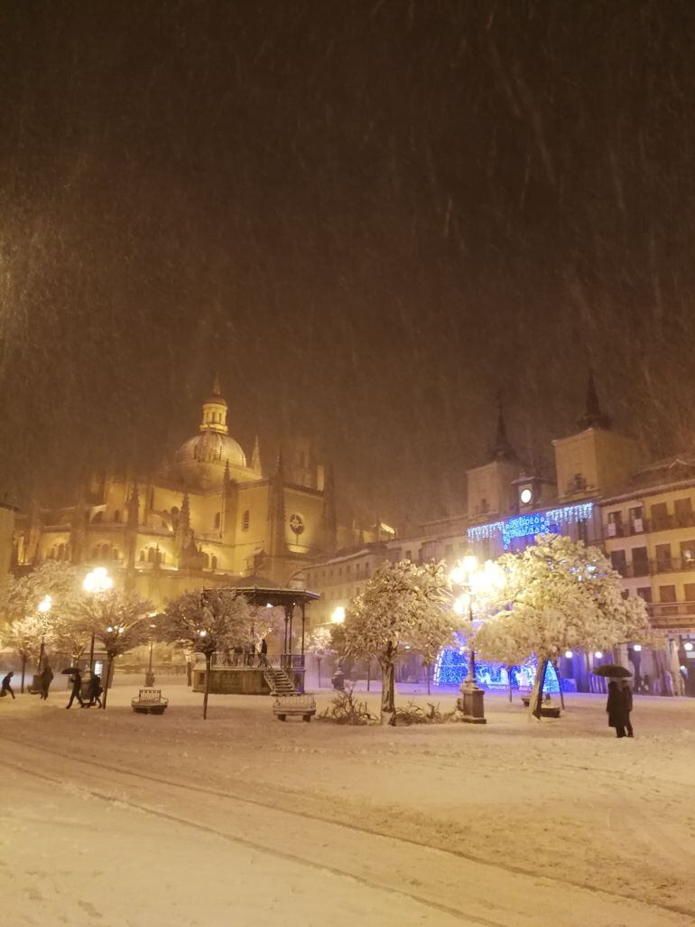 La nieve caída el pasado fin de semana sobre la Plaza Mayor de Segovia.