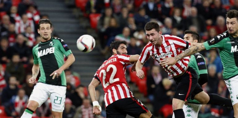 El defensa del Athletic Club de Bilbao Aymeric Laporte (2d) y el defensa italiano del Sassuolo, Marcello Gazzola durante el partido de la quinta jornada de la Liga Europa que se juega hoy en el estadio de San Mamés, en Bilbao