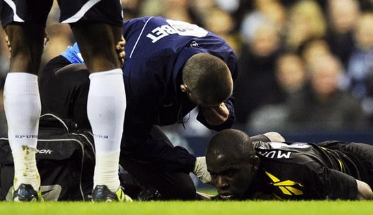 Muamba recibe atención médica tras desmayarse en pleno partido.