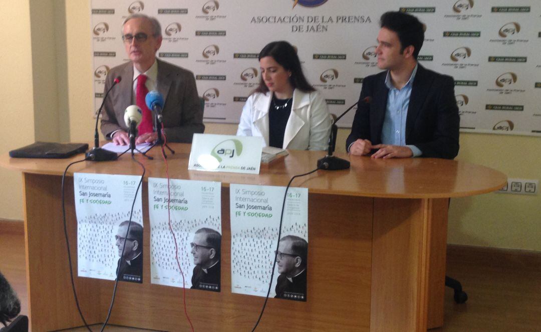 De izquierda a derecha, el representante de la Fundación Catalina Mir, Antonio Sánchez Font; Ana León y Alejandro López, estudiantes que han organizado una mesa redonda.