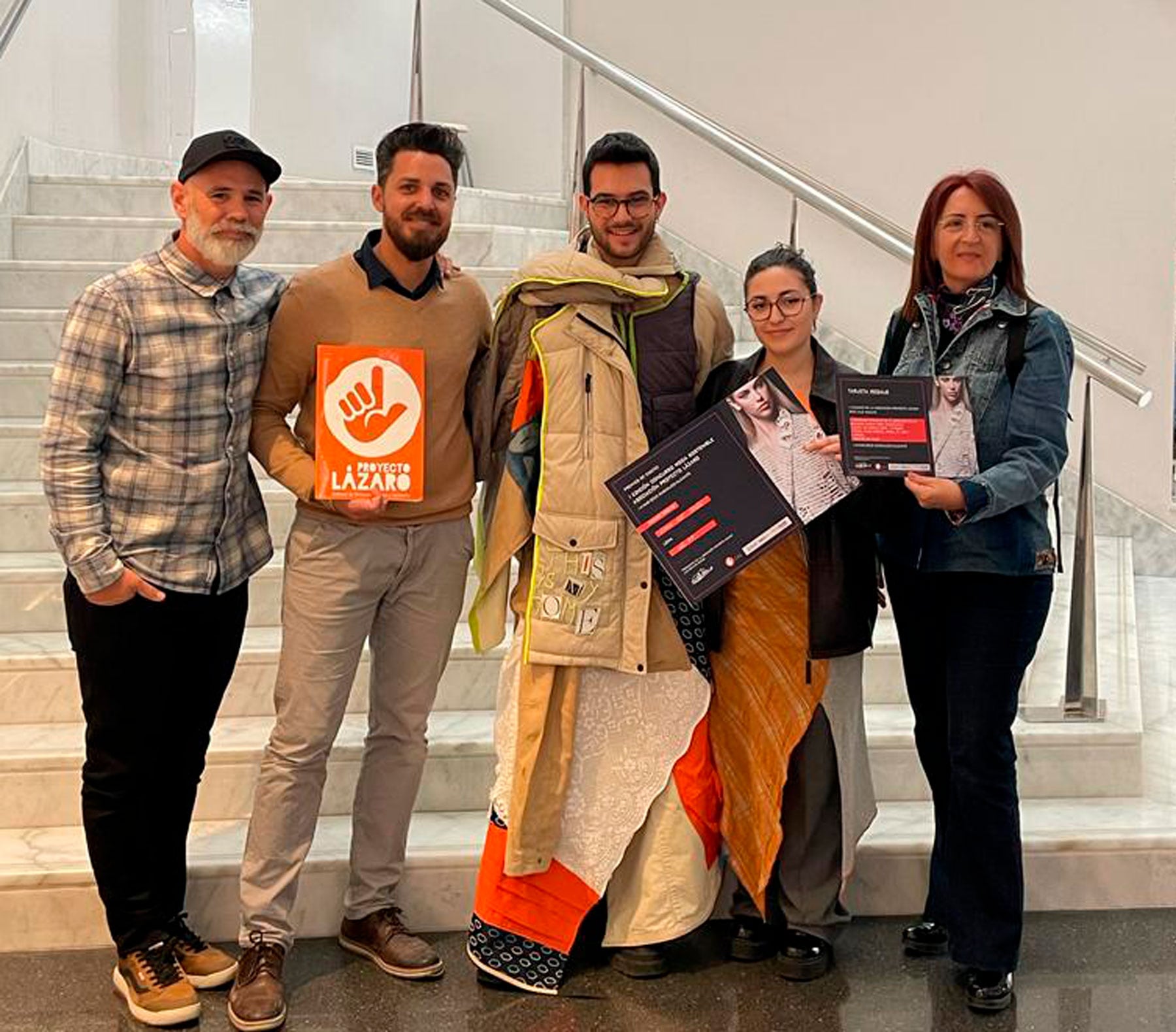 Instante de la entrega del premio a la ganadora Núria Gil