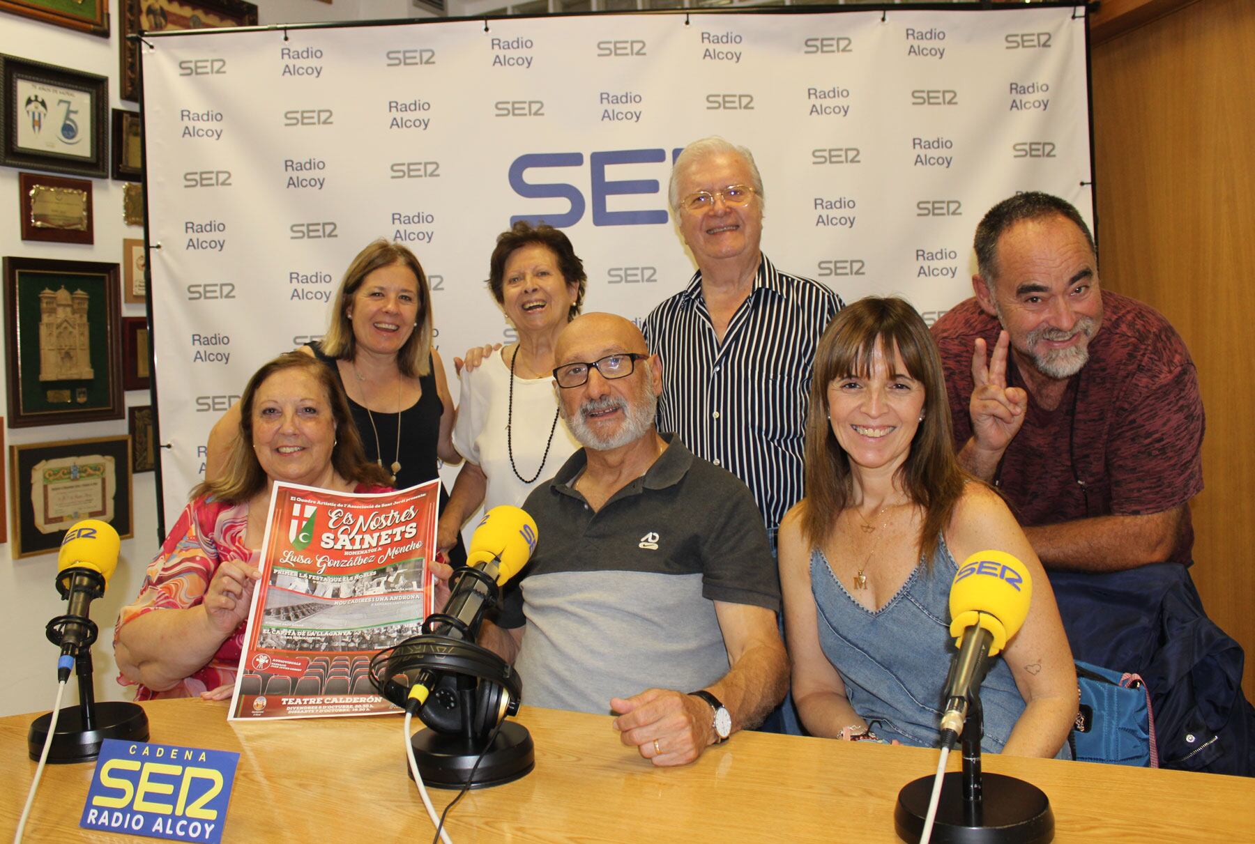 Marisa Albero, Toni Martínez, Raquel Mira, Carmina Aznar, Carmen Blanquer, Paco Aznar y Juan Javier Gisbert han explicat en Amagatalls de la Festa com ha anat la preparació dels tres sainets que representaran aquest Mig Any en homenatge a Luisa Gonzálbez Moncho.