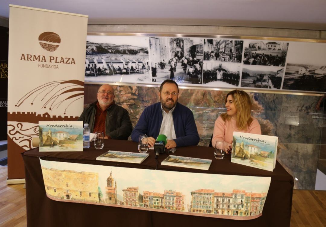 Javier Sagarzazu e Ylenia Benito, autores del libro, junto al alcalde de Hondarribia. 