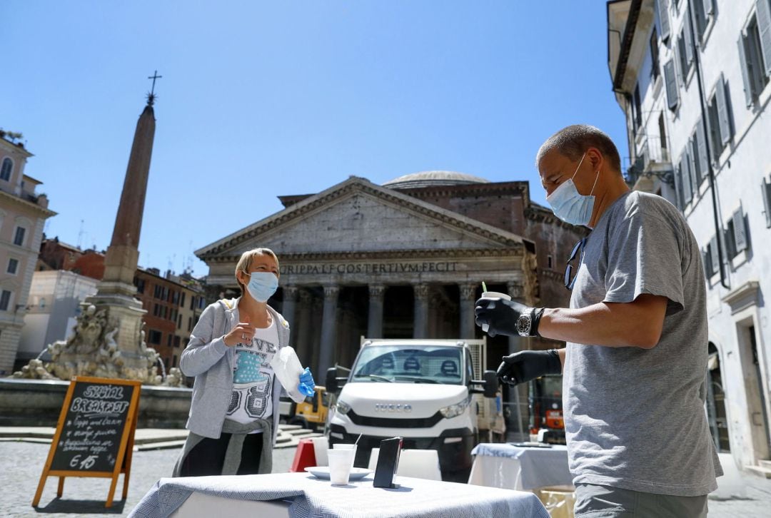 Una cafetería en la plaza del Panteón en el primer día de la &#039;fase 2&#039; en Roma